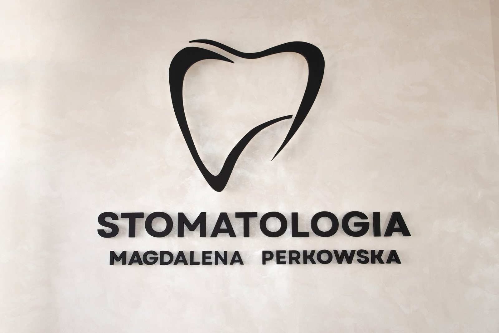 Znak Stomatologia Magdalena Perkowska we wnętrzu gabinetu